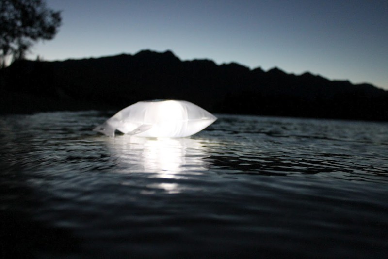LuminAID - solární vodotěsná LED baterka v sáčku umí i plavat na hladině.