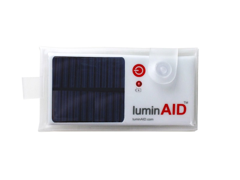 LuminAID - solární vodotěsná LED baterka v sáčku ve sbaleném stavu.