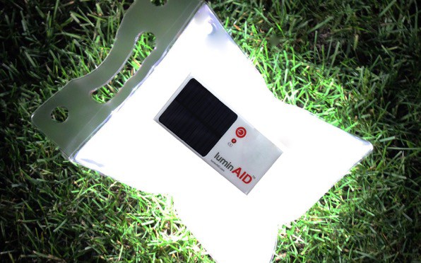 LuminAID - solární vodotěsná LED baterka v sáčku je ideální i jako poziční světlo např. před stanem nebo mezi stany.