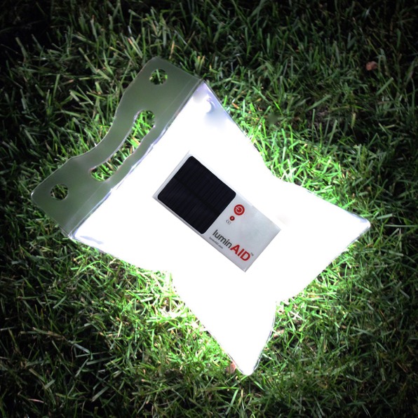 LuminAID - solární vodotěsná LED baterka v sáčku je ideální i jako poziční světlo např. před stanem nebo mezi stany.