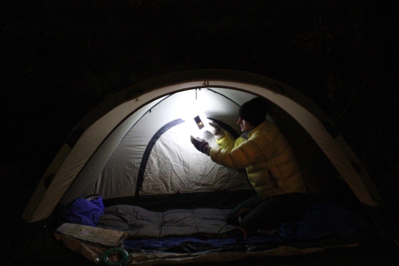 LuminAID - solární vodotěsná LED baterka v sáčku je ideální i jako světlo do stanu.