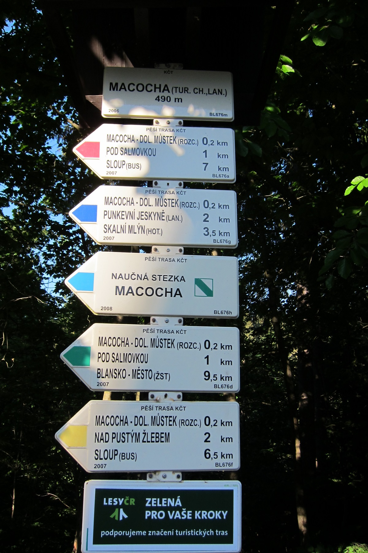 Turistický rozcestník před Chatou Macocha