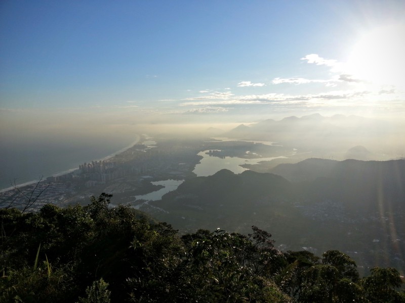 Pohled na čtvrť Barra da Tijuca při západu slunce z hory Pedra da Gávea.