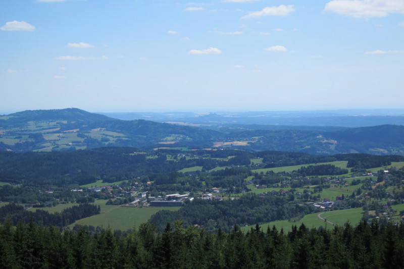 Pohled z rozhledny směrem k jihu. V pozadí hrad Trosky