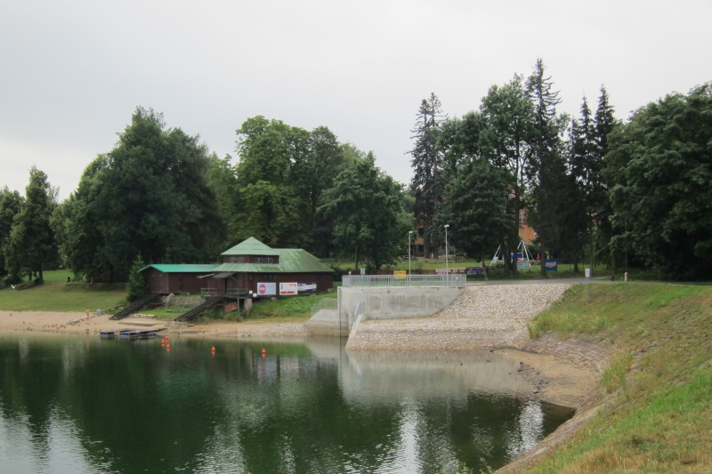 Loděnice na Jablonecké přehradě, vpravo za stromy ukrytý Penzion Jablonec nabízející příjemné ubytování