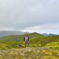 Na vrcholu treku u Lagoa do Fogo, Azory.