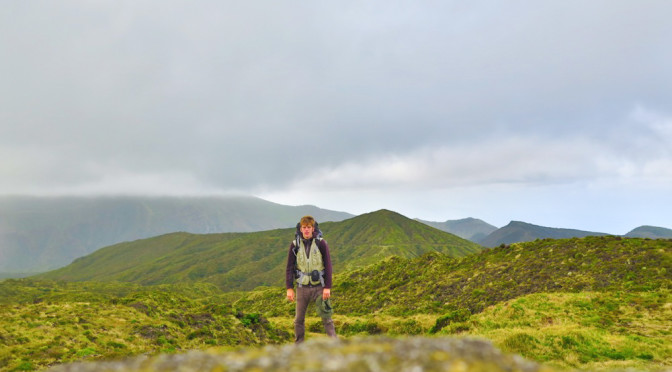 Na vrcholu treku u Lagoa do Fogo, Azory.