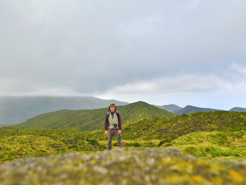 Na vrcholu treku u Lagoa do Fogo, Azory.