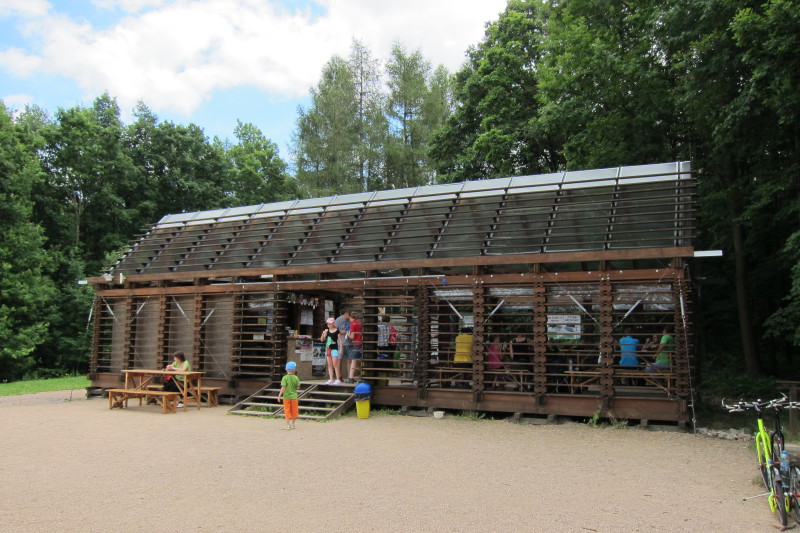 Obslužný domek u rozhledny Bára v lesích Podhůra