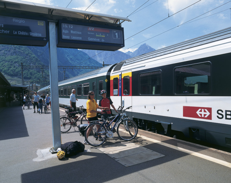 Přeprava kol vlakem není ve Švýcarsku žádný problém.