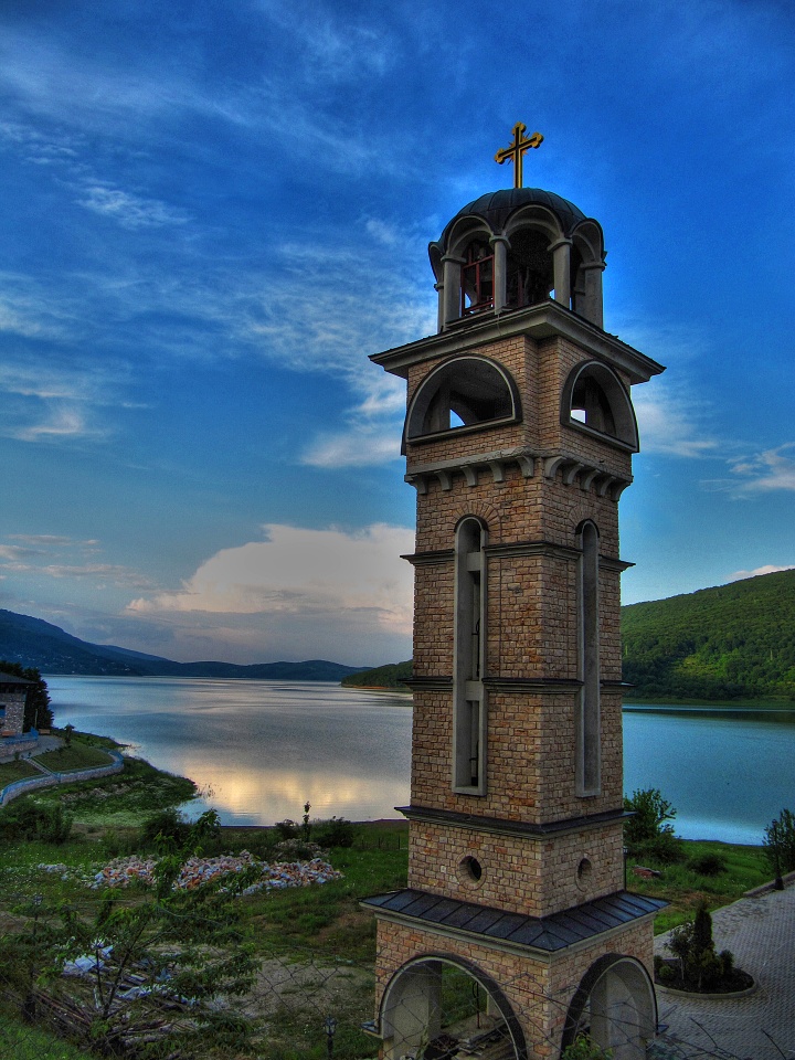 Zvonice pravoslavného kostela na břehu jezera Mavrovo.