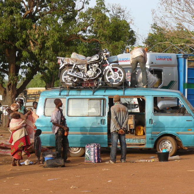Cestování minibusem v Burkina Faso