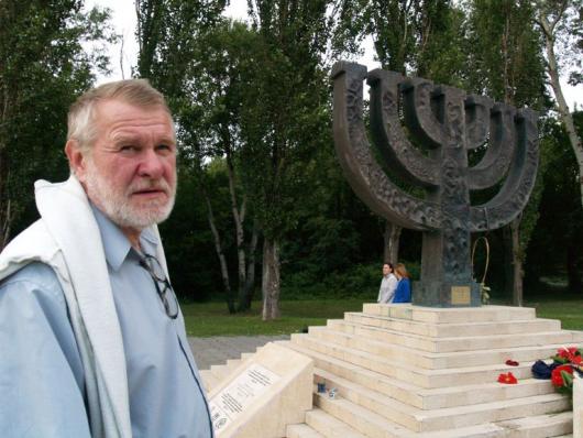 Jaromír Štětina u památníku židovské genocidy v Kyjevě