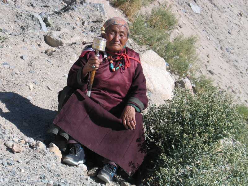 Babička čeká na příjezd Dalai Lamy. Ladakh.