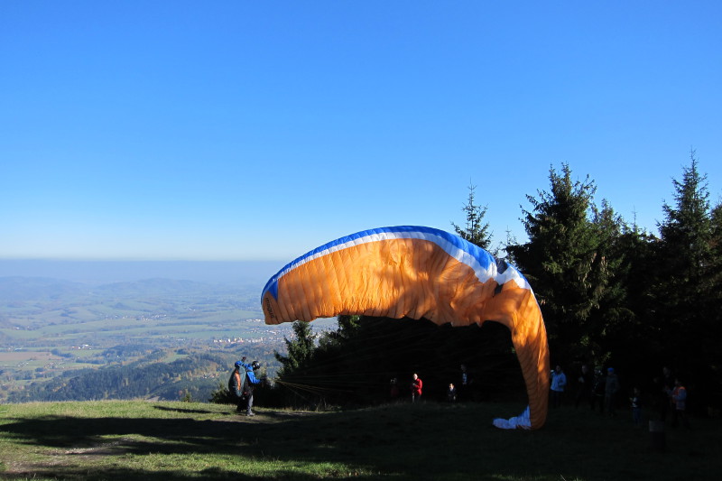 Velký Javorník - Mýtina pod chatou je startovacím místem pro paragliding