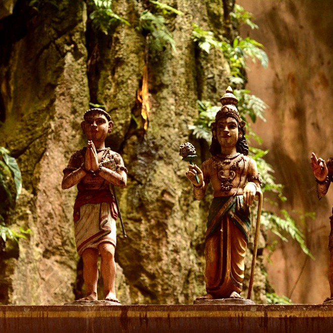 Batu Caves - svatí na stěně templu v hlavní jeskyni