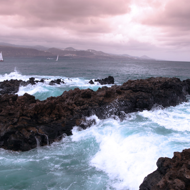 Příliv na pláži Las Canteras, Las Palmas, Gran Canaria