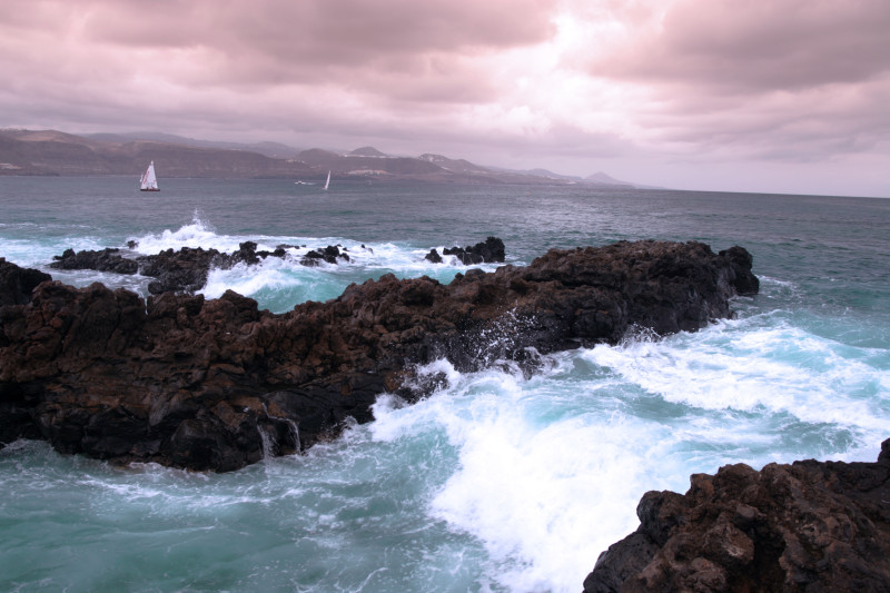 Příliv na pláži Las Canteras, Las Palmas, Gran Canaria