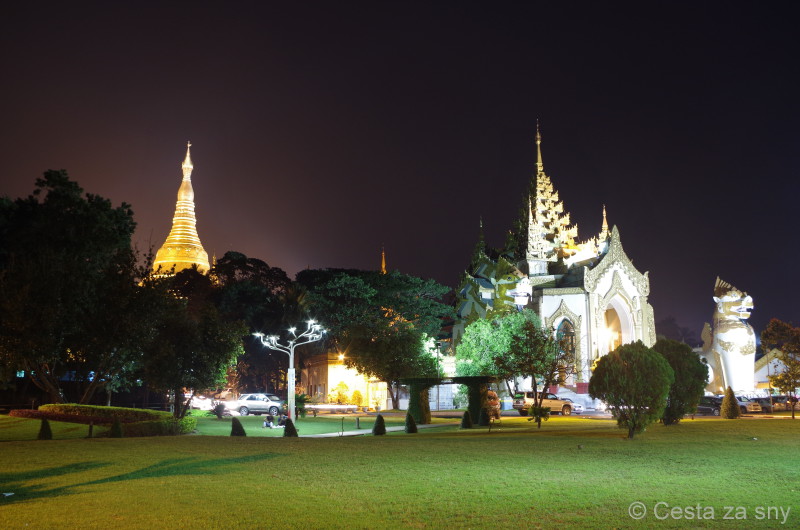 Noční Shwedagon pagoda 