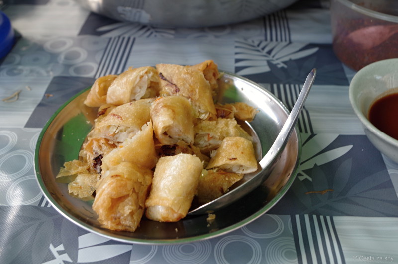 Vynikající spring rolls asi za 300 kyatů (6 Kč) 