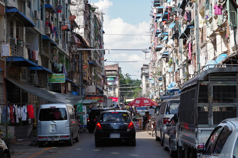 Taková klasická ulice v Yangonu