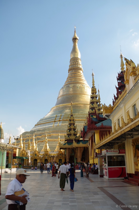 Nejposvátnější místo v Barmě - Shwedagon pagoda