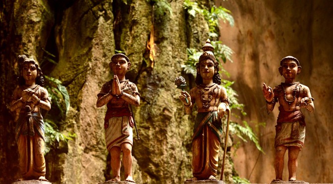 Batu Caves - svatí na stěně templu v hlavní jeskyni