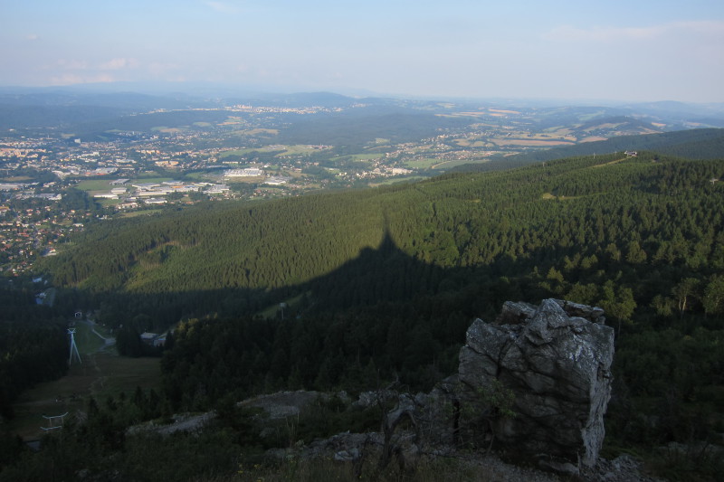 Stínová silueta Ještědu. Vlevo kabinková lanovka vedoucí na vrchol Ještědu z Horního Hanychova, okrajové části Liberce