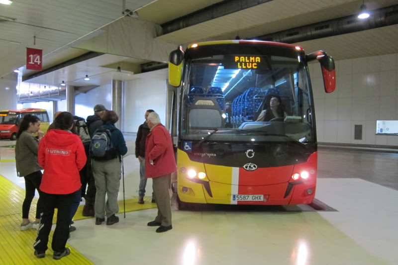 Typický meziměstský autobus. Tento končí u kláštera Santuari de Lluc