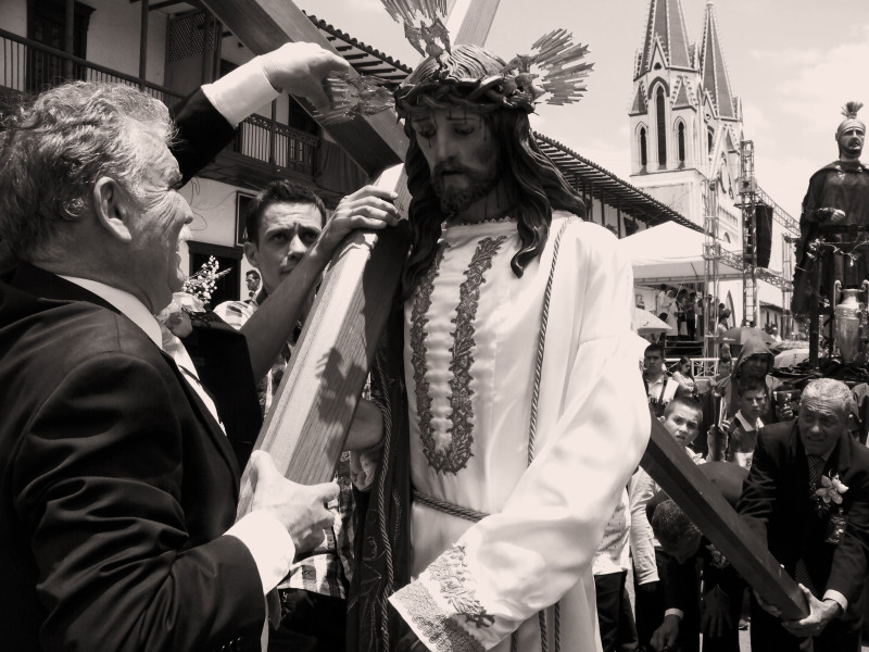 Radní města nasazují Kristu kříž o Velkém pátku. Město La Ceja, Kolumbie.