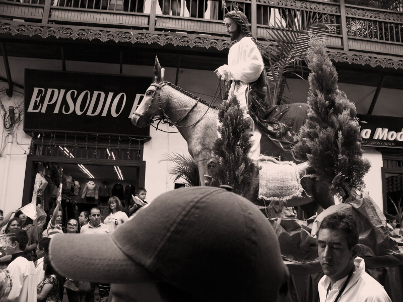 Socha Ježíše na oslíku je dominantou procesí o Palmové neděli. La Ceja, Kolumbie.