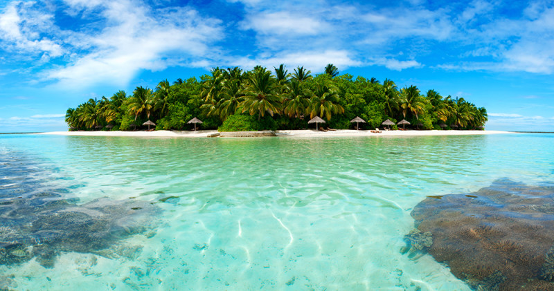 Maledivy - zdejší pláže s výhledem na blankytné moře vybízejí ke skvělému relaxu.