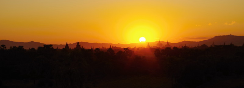 Zapadající slunce nad Baganem