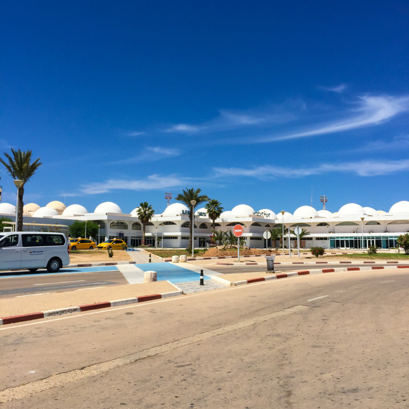 Při příletu do Tuniska nás čekalo skvělé počasí. Ideální změna oproti studeným dnům tady u nás. Na letišti se od mé poslední návštěvy v roce 2004 na první pohled nic nezměnilo.