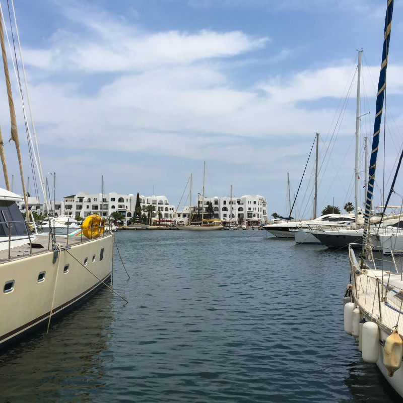 V přístavu Port El Kantaoui, Hammam Sousse se v klidu připravují lodě na sezónu, občas už projede nějaká loď s turisty, ale zatím panuje pohoda a klídek.