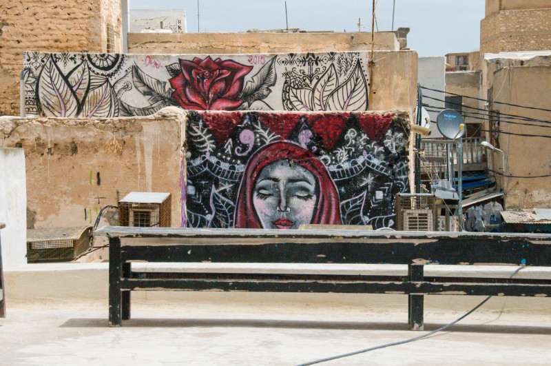 I v Tunisku můžete narazit na zajímavé graffiti. Tyhle jsme objevili ze střechy jedné kavárny, kde jsme si dali menší siestu u výborné kávy a nealkoholického mojita. 