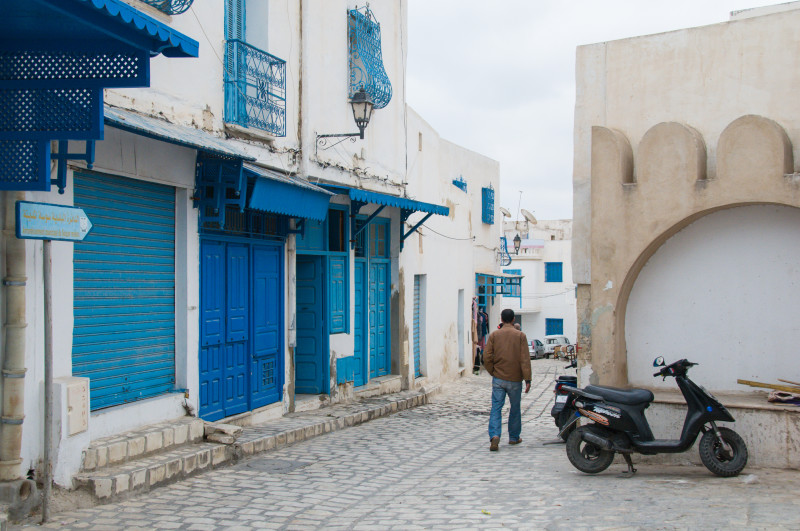 Člověk se místy musí zamyslet, jestli kráčí ulicemi některého z řeckých ostrovů a nebo Tuniskem...