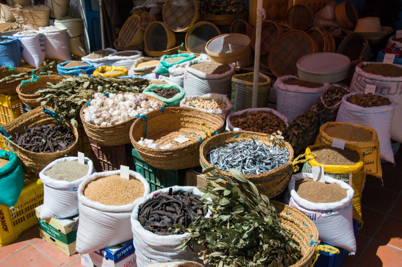 Na tuniských tržištích nakoupíte opravdu spoustu skvělých a čerstvých ingrediencí, včetně velice dobře vypadajícího česneku, luštěnin, obilovin a všemožných druhů koření.