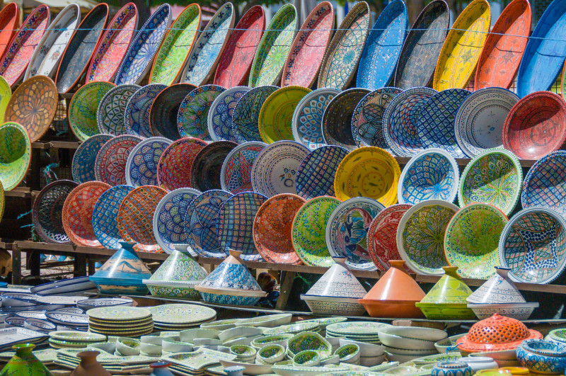 Na tržnicích pořídíte také ručně malované misky, talíře, karafy, vázy, nádherné tajiny, podnosy, šálky a spoustu další krásné keramiky.