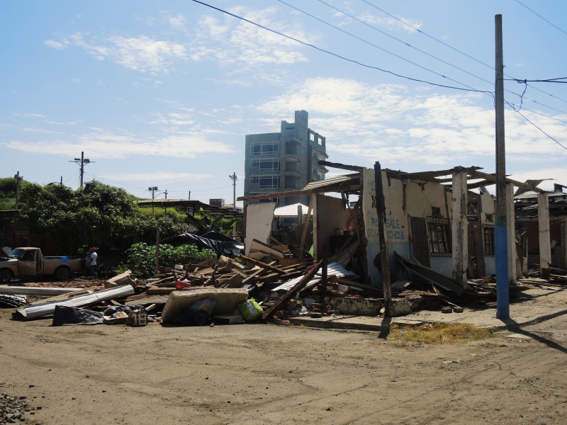 Takto vypadala naše čtvrť po zemětřesení. San Roque, Bahía de Caráquez, Ekvádor.