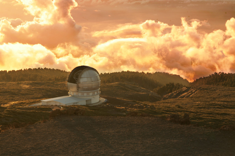 Impozantní výjev – observatoř na Roque de los Muchachos při západu slunce, La Palma, Kanárské ostrovy.