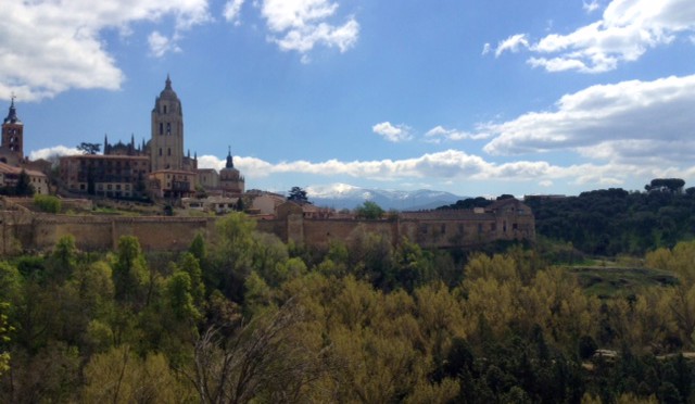Krásná španělská Segovia – historické město s 28 m vysokým akvaduktem bez pojiva