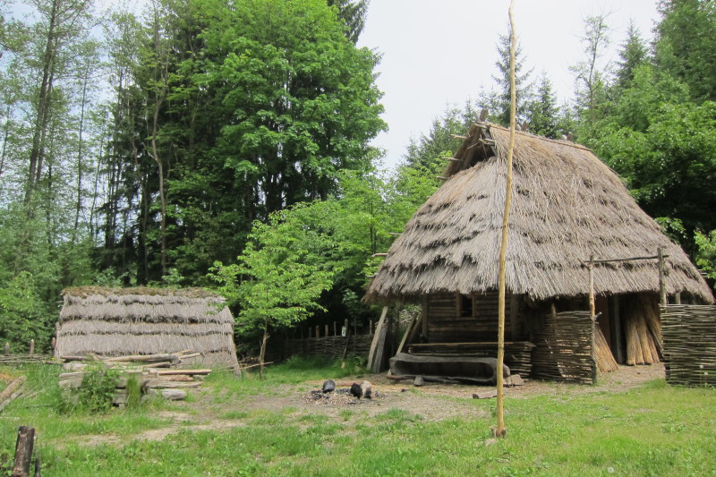 Od roku 2007 budovaná pravěká osada Křivolík