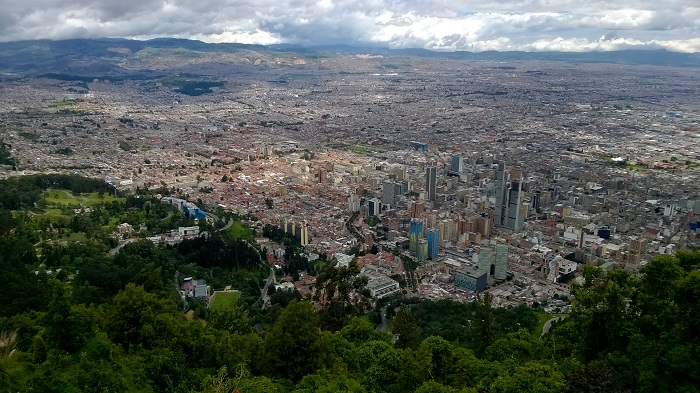 Bogota kam jen dohlédneš. Teprve tady nahoře si člověk uvědomí, jaké je to monstrum.