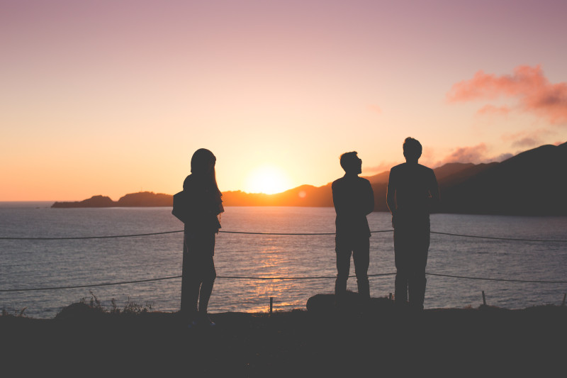 people-enjoying-sunset-over-the-ocean-picjumbo-com