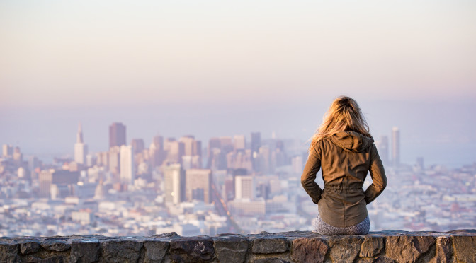Mladá holka si užívá pohled na San Francisco v USA.