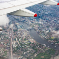Odškodnění za zpožděný let - pohled z letadla přes křídlo na Londýn.
