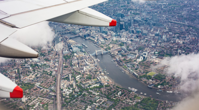 Odškodnění za zpožděný let - pohled z letadla přes křídlo na Londýn.