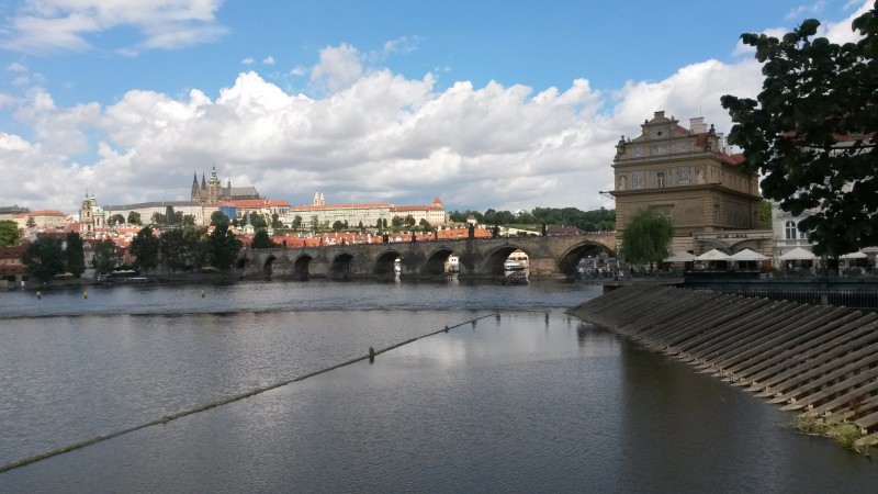 Pohled na Karlův most a Pražský hrad.