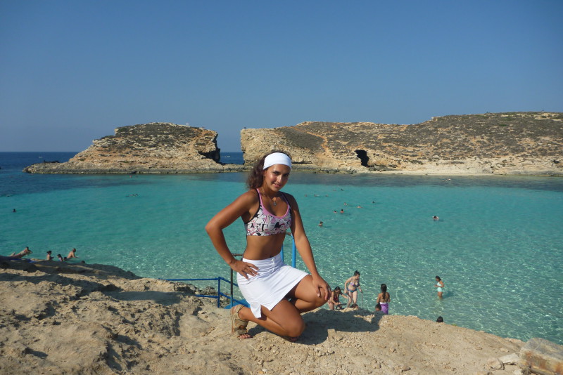 Turisty nejvíce obléhaná pláž v Blue Lagoon na ostrově Comino